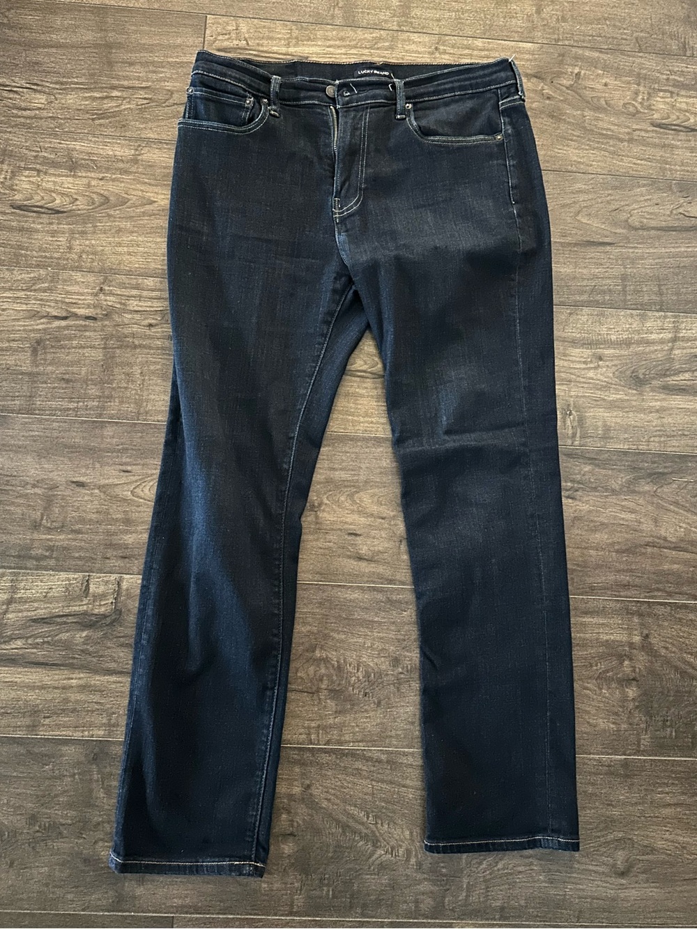 Lucky Brand Men’s jeans size 33x32 dark wash, straight leg jeans